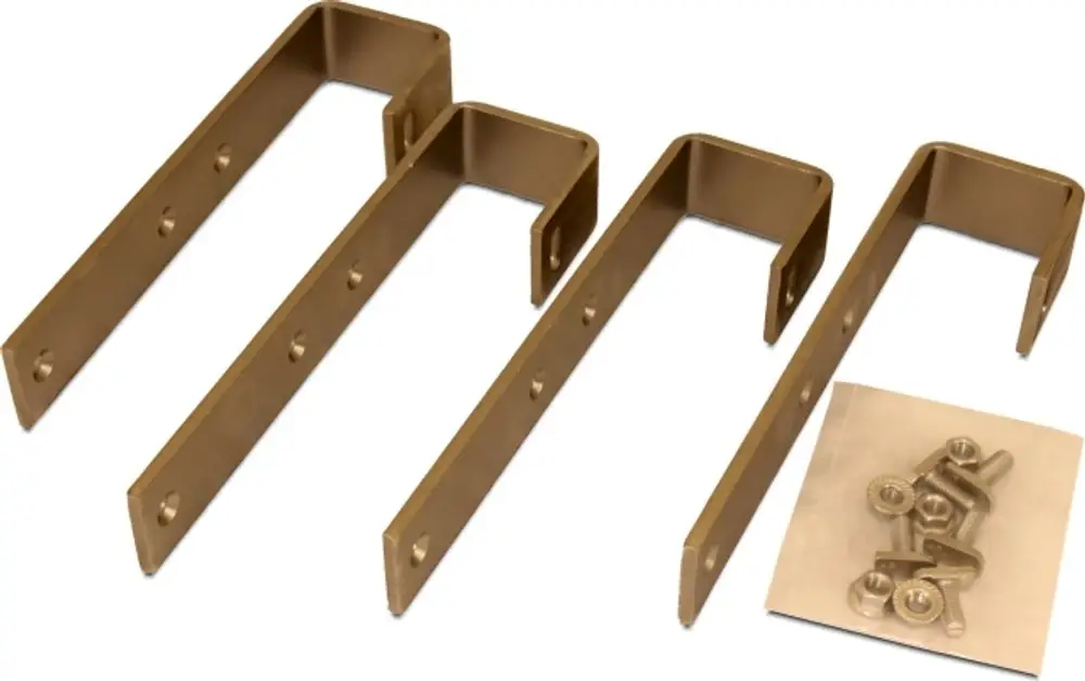 Vier Metallhaken in Goldfarbe mit Montagebohrungen, neben einer Tüte mit Schrauben, von der Marke Wolf, für verschiedene Anwendungen.